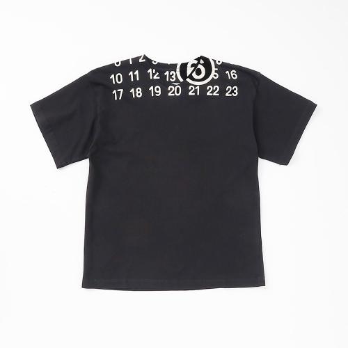 Vネックロゴ入りTシャツ（ブラック） 8Y（130cm）→14Y（160cm）