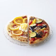 〈ラ・ベットラ・ダ・オチアイ〉フルーツ&生ハムのピッツァと夏野菜のピッツァ