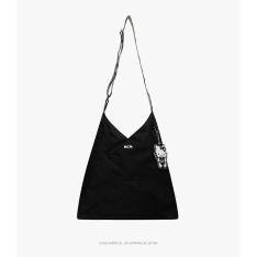 ＜MCM×HELLO KITTY Aren＞ショルダーバッグ チャーム付き