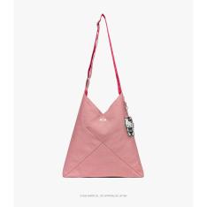 ＜MCM×HELLO KITTY Aren＞ショルダーバッグ チャーム付き
