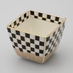 ＜有田焼　徳幸窯＞錦黒白市松角小鉢