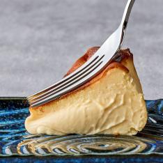 シェフの手作り「とろけるなめらか」濃厚バスク風チーズケーキ
