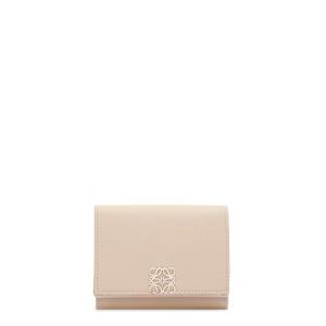 【LOEWE】ロエベ ラフィア&カーフ ジラフ チャーム ジラフ チャーム（ラフィア&カーフ） ブラウン - LOEWE