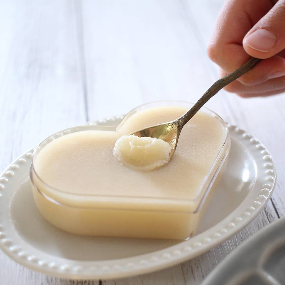 スプーンで頂く白い蜂蜜