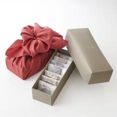 京菓心「加加阿（かかお）」～一善やアソートギフト～［加加阿フィナンシェと干柿と胡桃と無花果のミルフィーユ］風呂敷ローズ