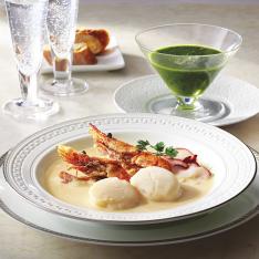 〈メゾンミクニ〉りんごのヴィシソワーズと小松菜のポタージュ
