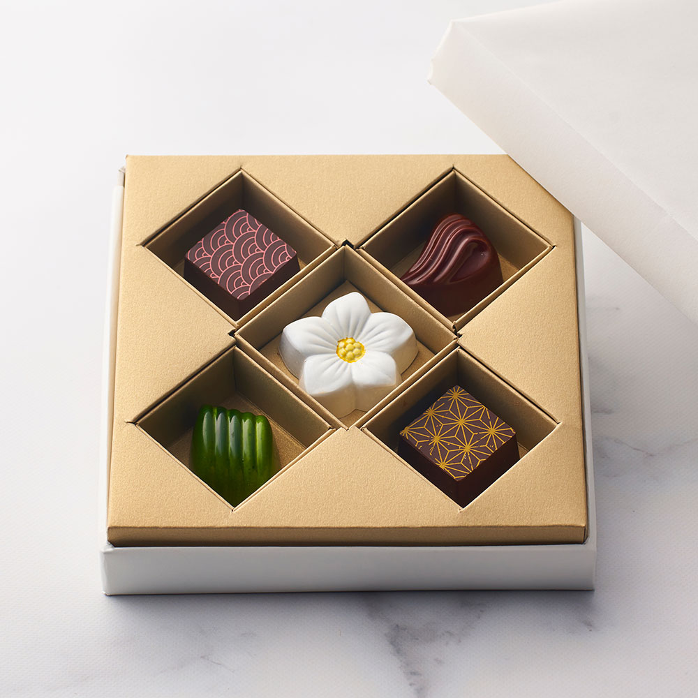 【peninsula・ペニンシュラ香港】 烏龍茶とお菓子 ペニンシュラ香港】 烏龍茶とお菓子