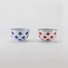 組飯碗梅散し　染付・赤絵