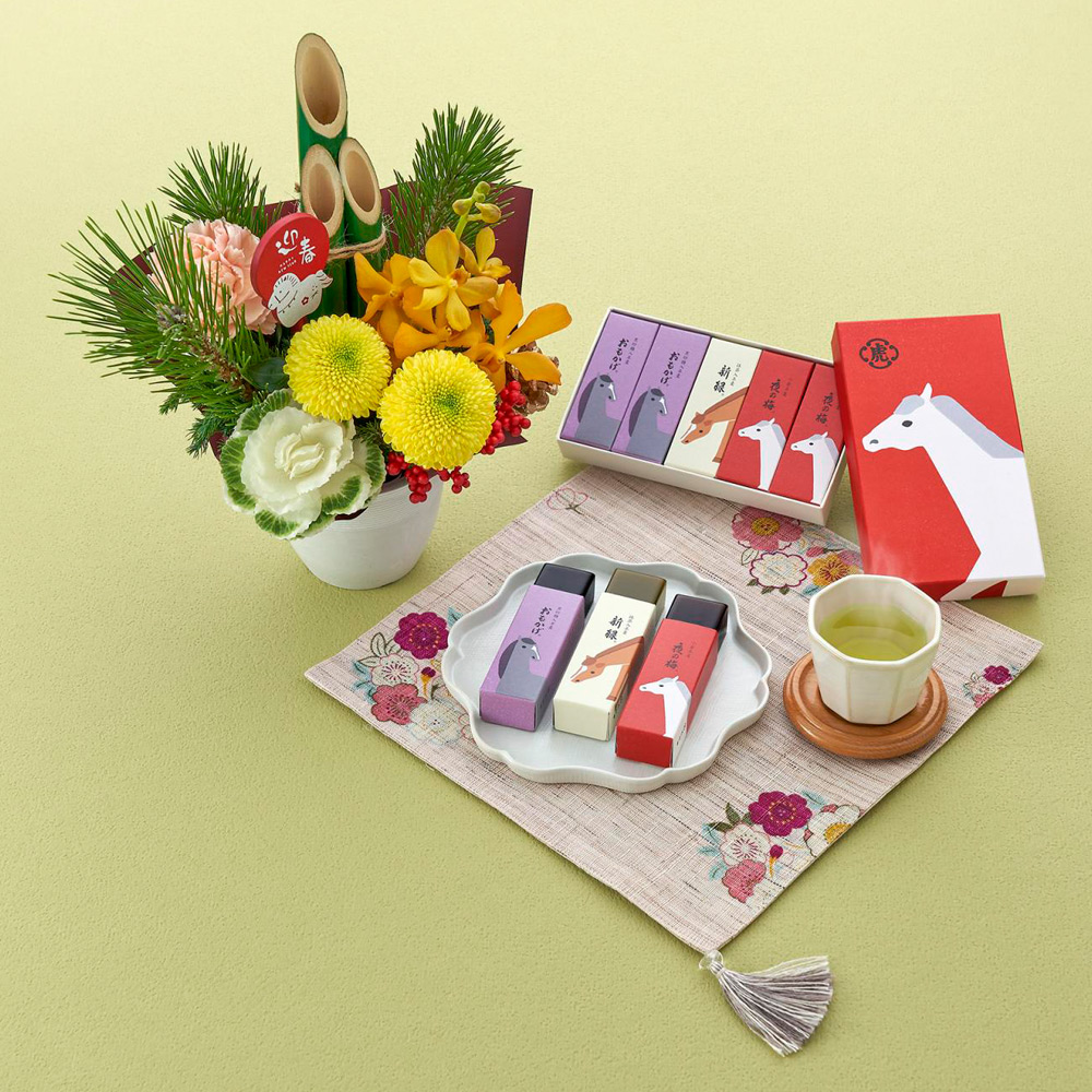 迎春門松アレンジ＆とらや「小形羊羹5本入 干支柄化粧箱」
