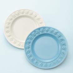 〈ウェッジウッド〉フェスティビティ プレート27cm ペア（アイボリー＆ブルー）