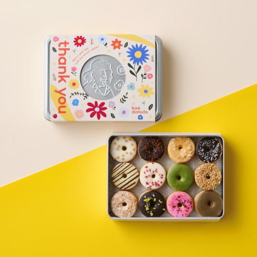 koe donuts クッキー缶 thank you スリーブ