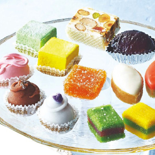 オーボンヴュータン 夏スイーツ 豪華 パイナップル皮を器にしたアイスや華やかなコンフィズリー