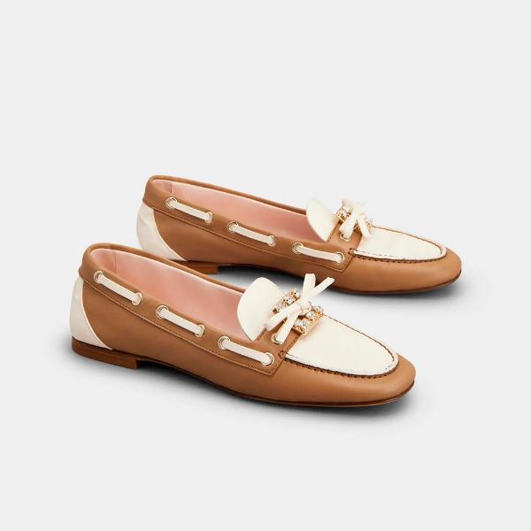 明るいカラーのシューズで、装いを春のムードに