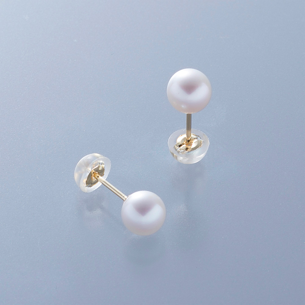 ネックレスやピアスなどのアクセサリーも