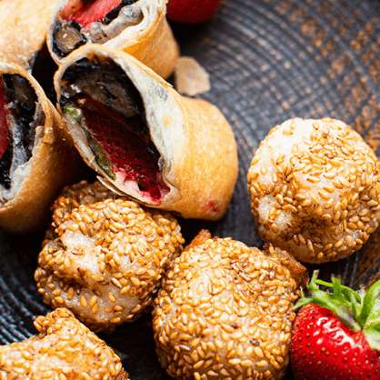 【おせちをリメイク！チオベンレシピ　第3回「栗きんとん入り胡麻団子と黒豆といちごの春巻」】