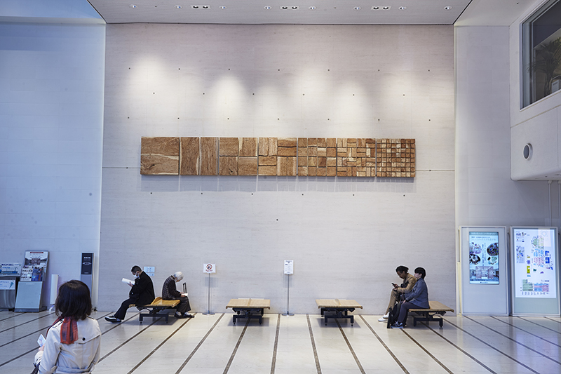 南館1Fプラザ口のアートウォールに設置された作品「無限 -∞-」