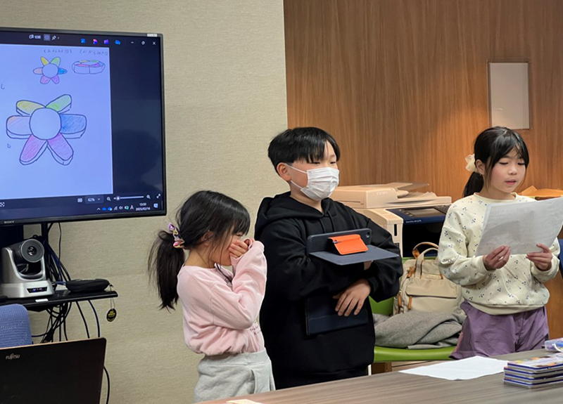 緊張の面持ちでプレゼンをする子どもたち