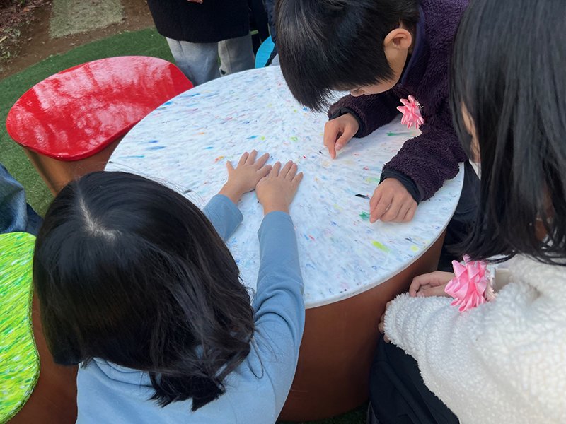 子どもたちがベンチに座る様子