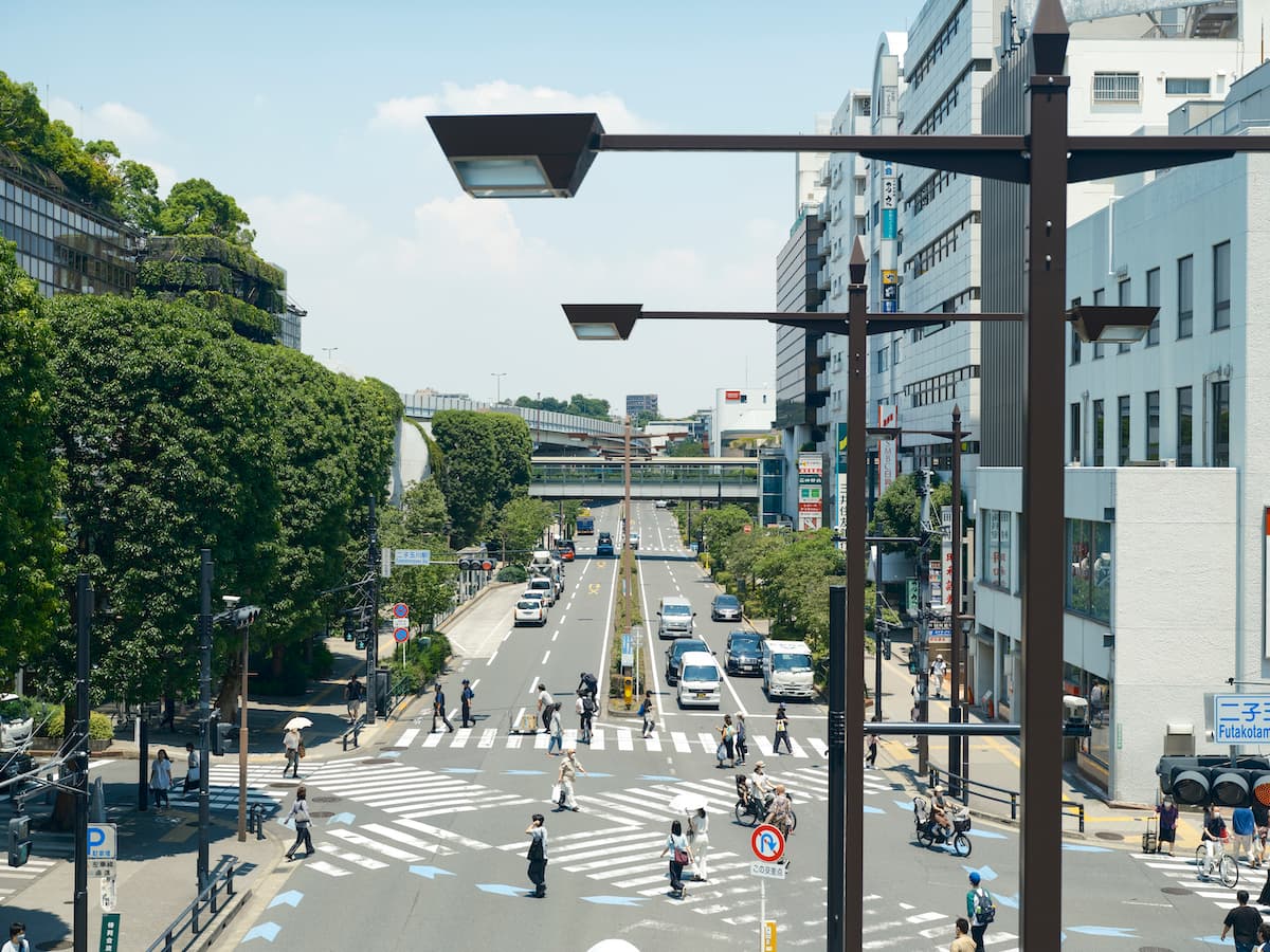 道路を挟み、左に玉川高島屋S.C.と斜め向かい奥に位置するマロニエコート