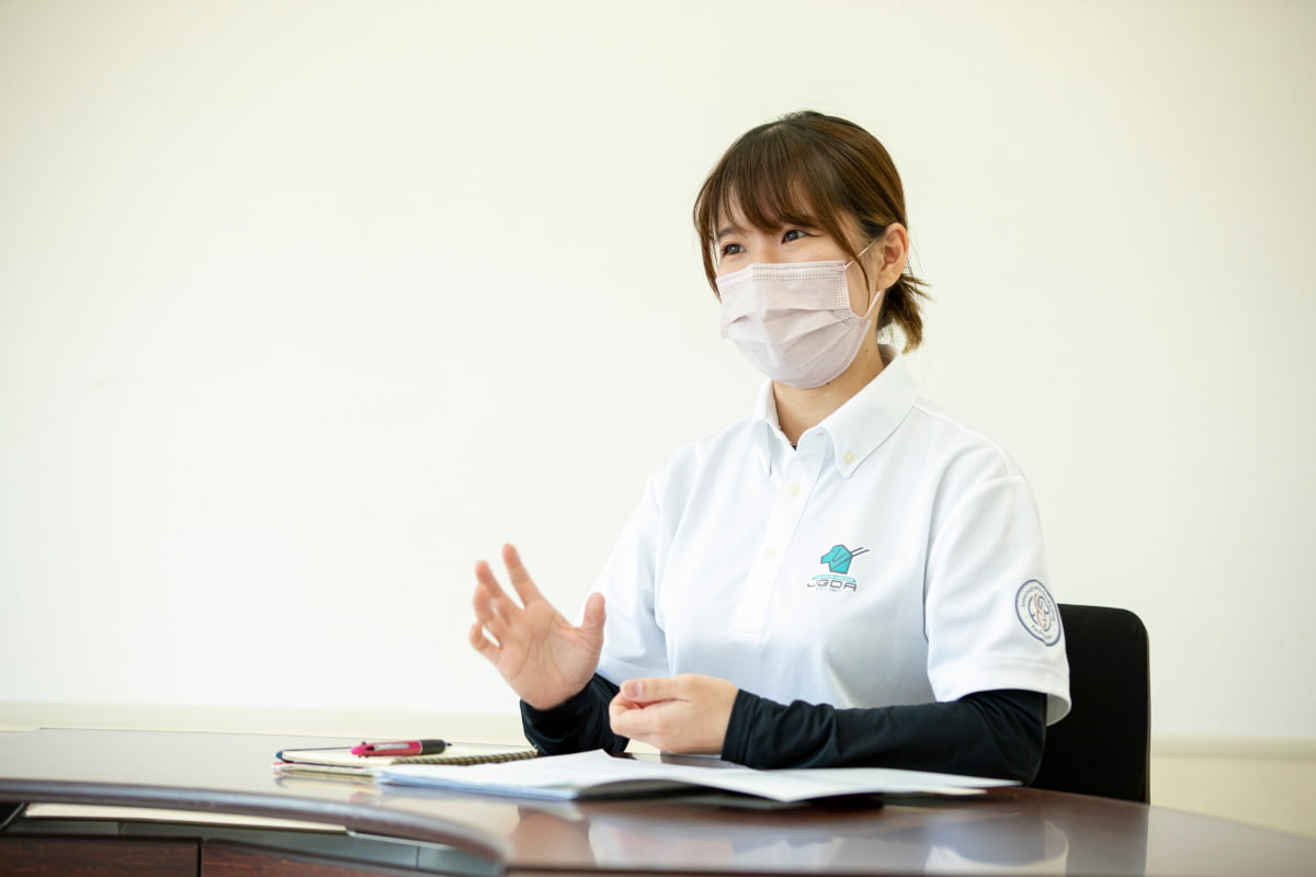 インタビュー中の山本さん