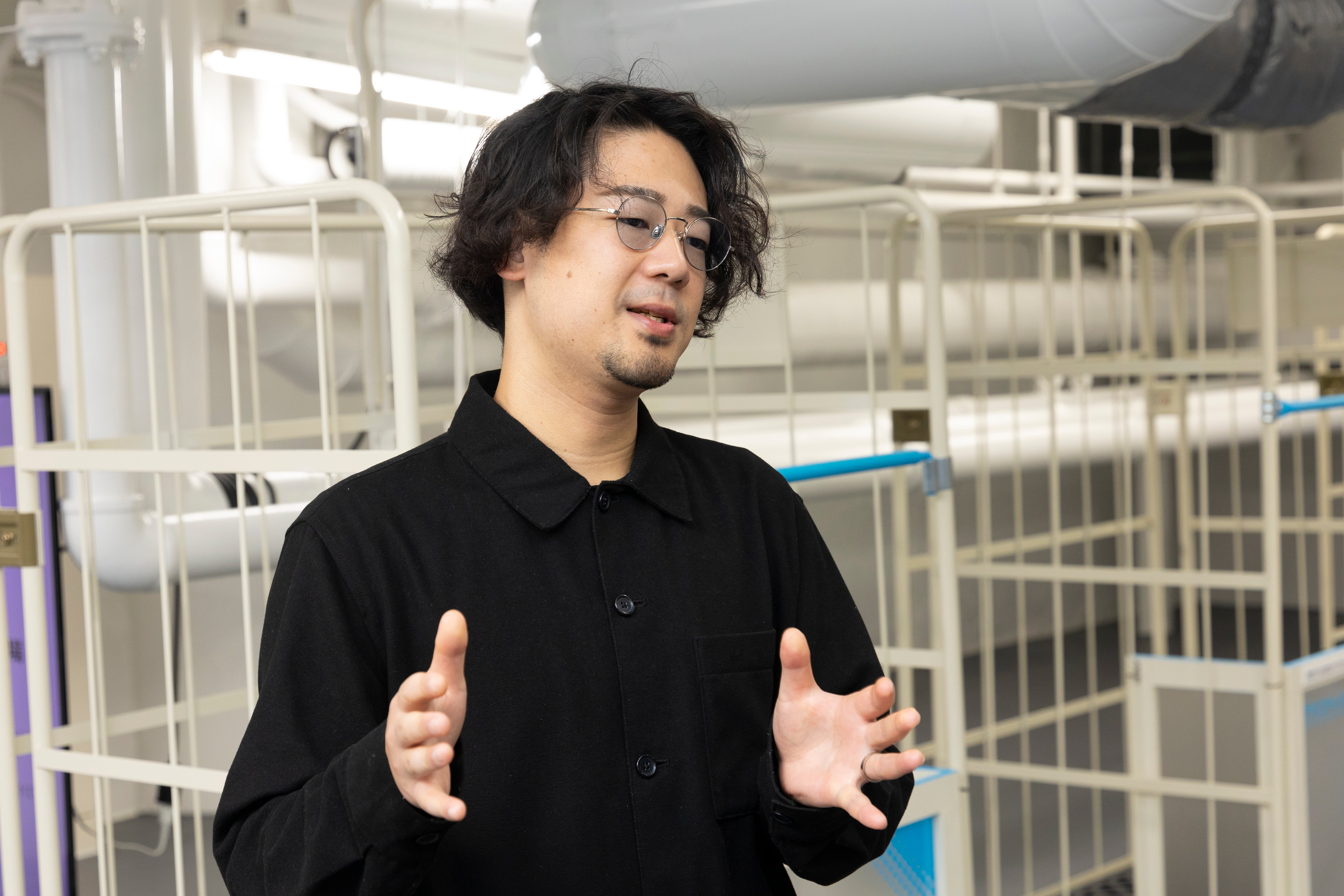 インタビュー中の布川さん